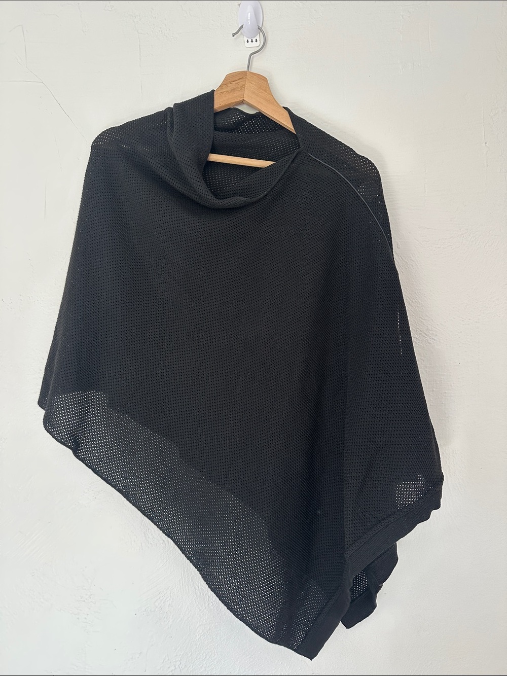 WE ARE AMMA Nursing cover in black cocoon